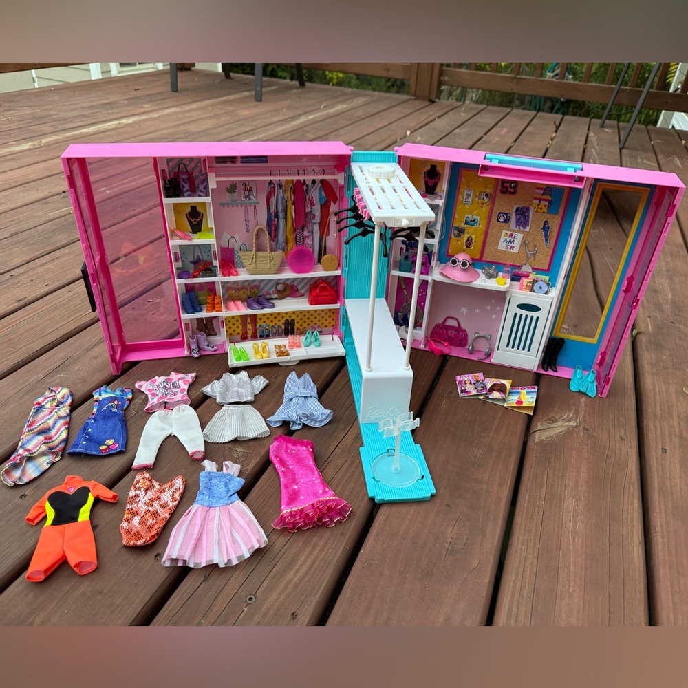 Barbie Dream Closet with Fashion Accessories